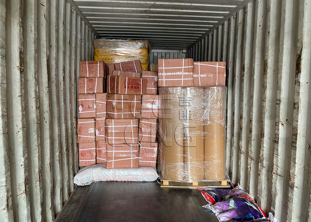 GEELONG exportó polvo amarillo de hierro, banda de lijado y protector de esquinas de plástico y otros accesorios para la producción de madera contrachapada