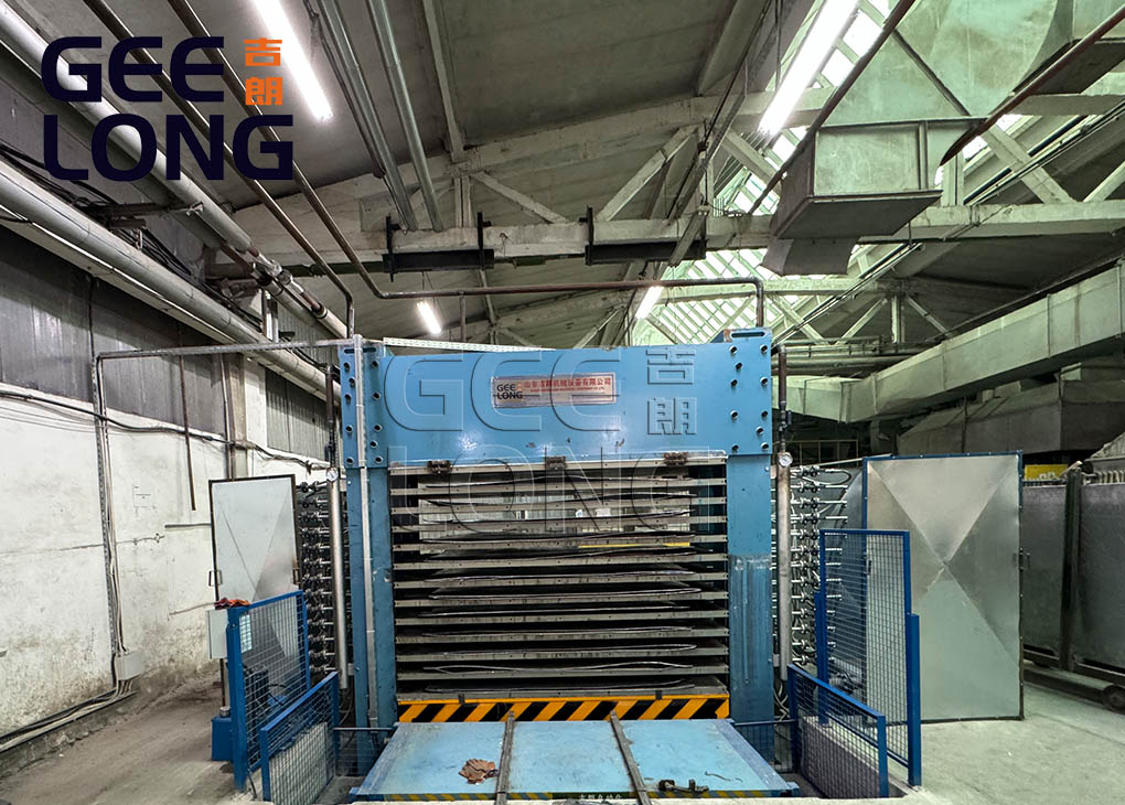 Máquina de prensado en caliente de madera contrachapada de China GEELONG DE ALTA CALIDAD