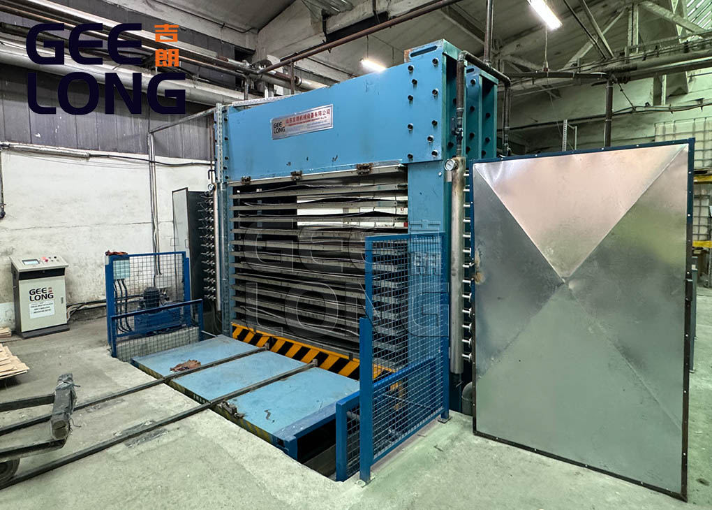 Máquina de prensado en caliente de madera contrachapada de China GEELONG DE ALTA CALIDAD
