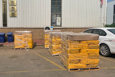 GEELONG exportó polvo amarillo de hierro, banda de lijado y protector de esquinas de plástico y otros accesorios para la producción de madera contrachapada