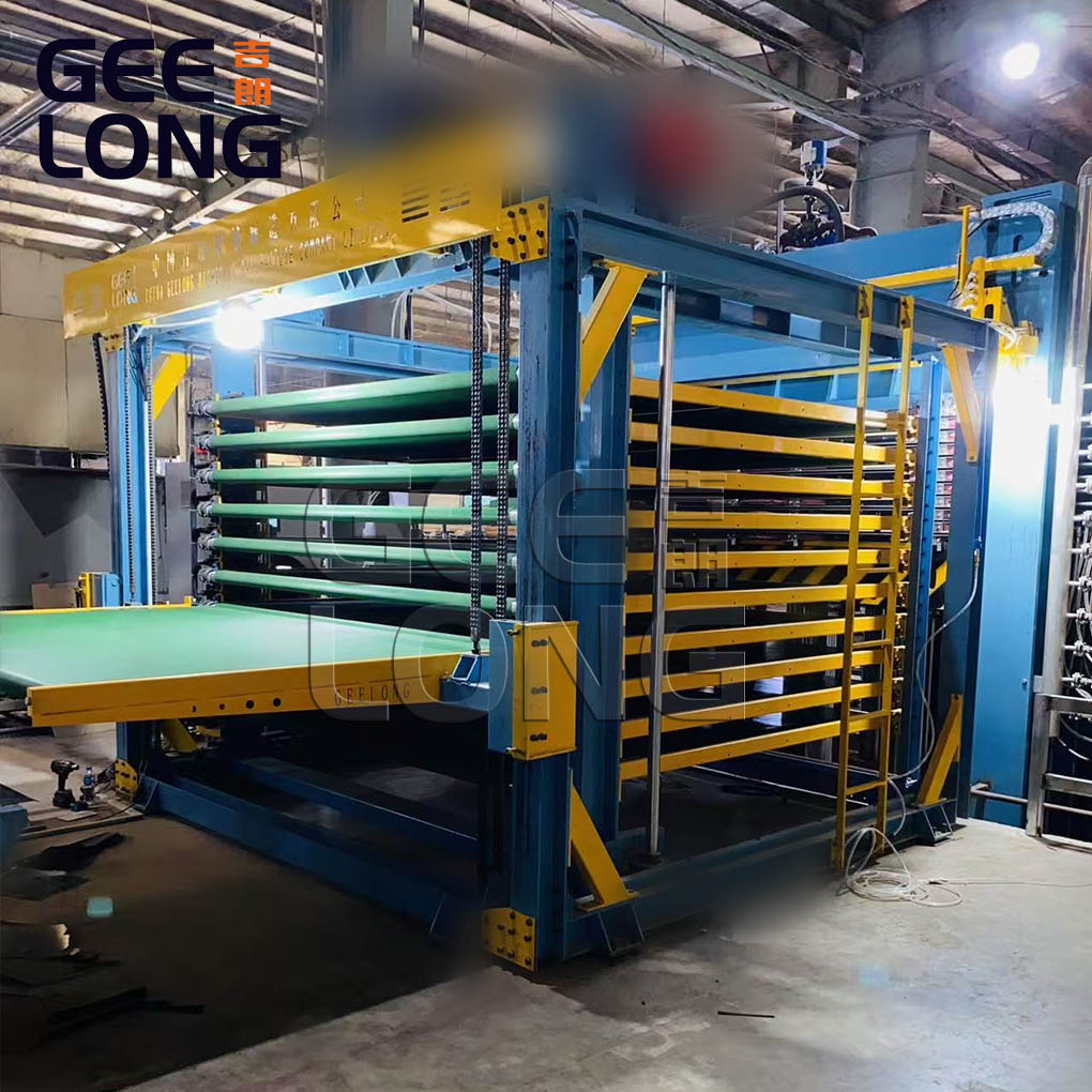 Máquina de prensa caliente semiautomática para tableros de madera contrachapada con película instalada en Vietnam